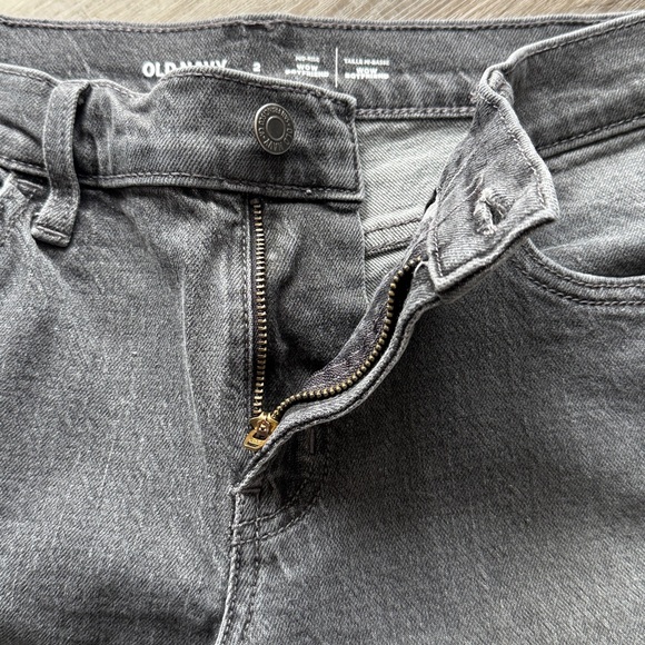 Old Navy Mid-Rise Wow Boyfriend Straight Jeans - Picture 9 of 13